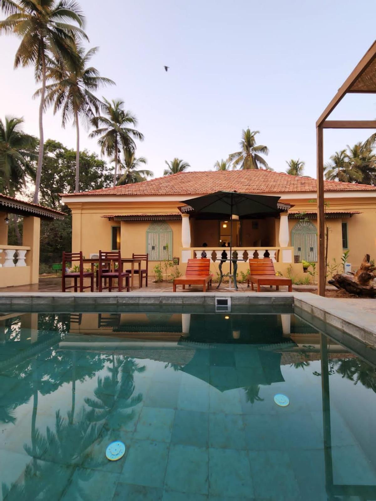 Bed & Breakfast Caju Grove - The Big Yellow Goan House Guirim
