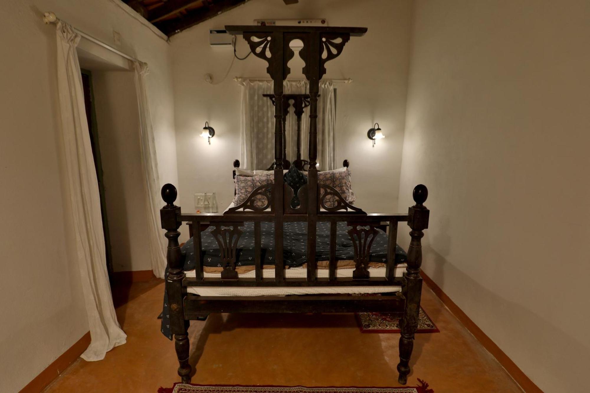 Bed & Breakfast Caju Grove - The Big Yellow Goan House