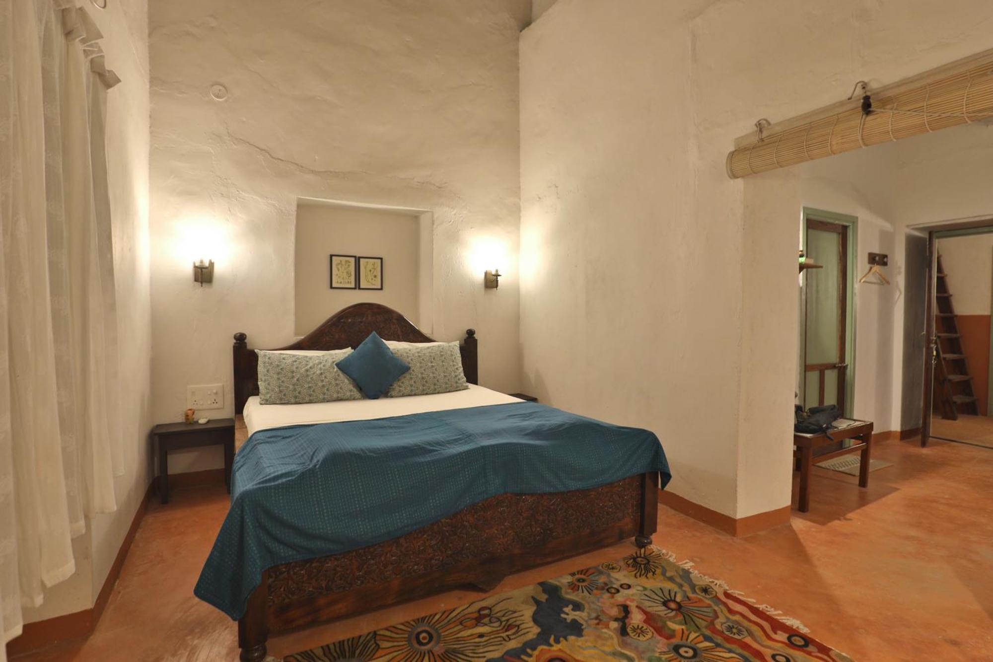 Bed & Breakfast Caju Grove - The Big Yellow Goan House *