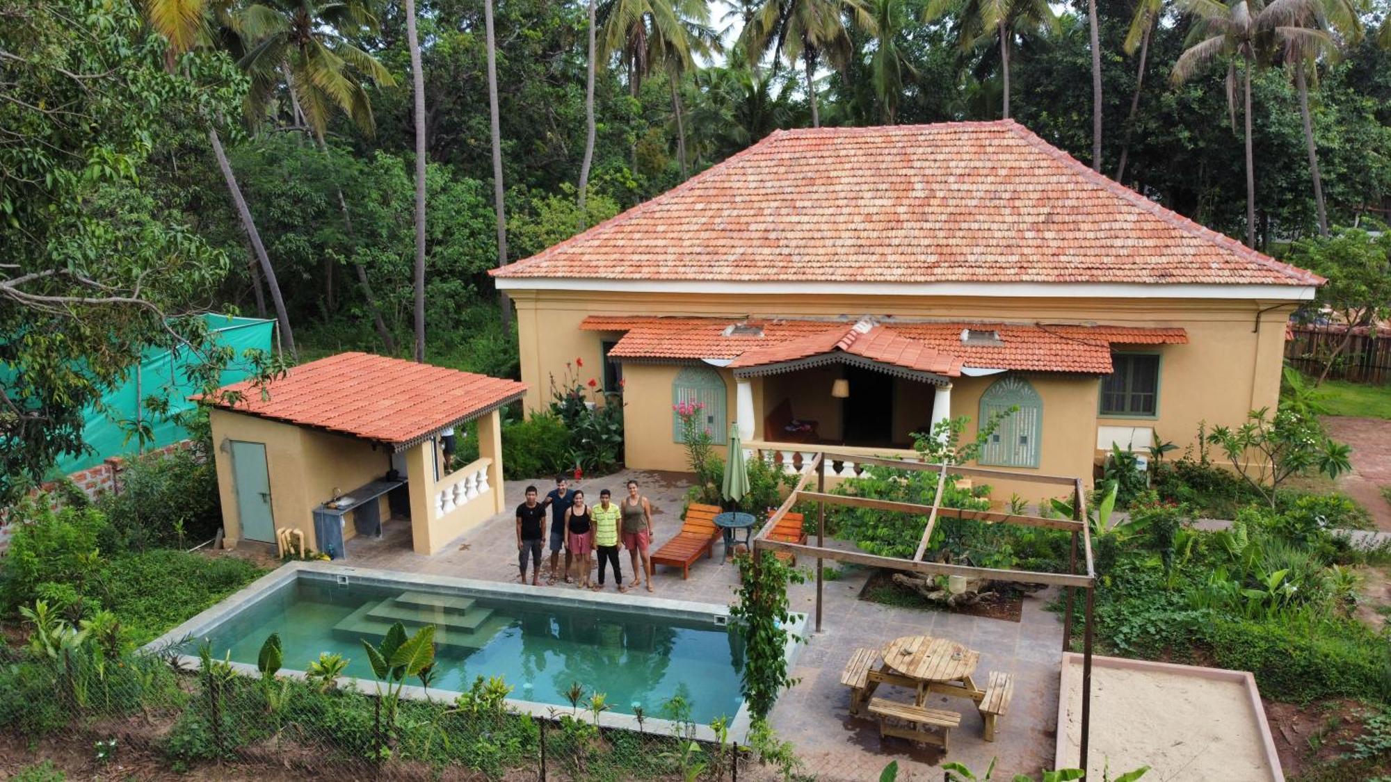 Bed & Breakfast Caju Grove - The Big Yellow Goan House *